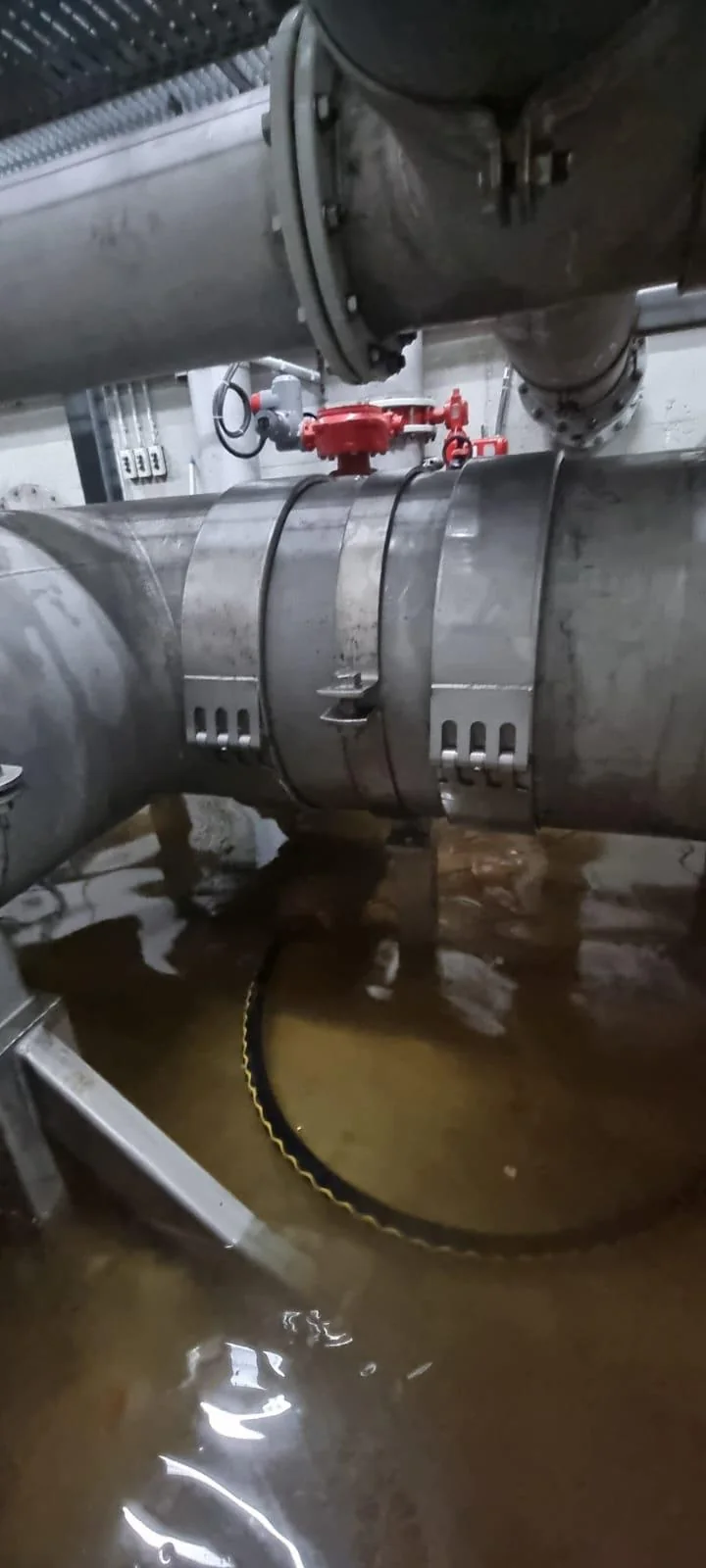 Fertig montierter DN-600-Reparaturabschnitt mit zwei aufklappbaren Kupplungen und neuem Rohrstück in 38239 Salzgitter