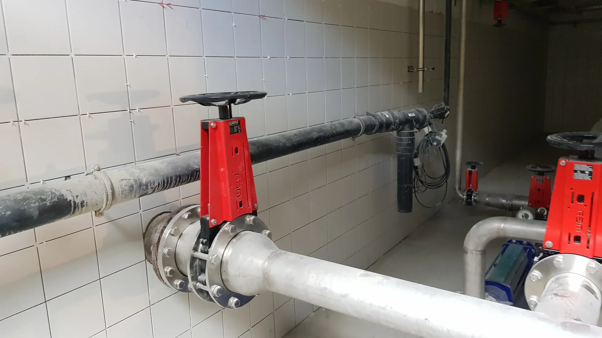 Montagestand der neuen Edelstahl-Rohrleitungen in Heinzenberg