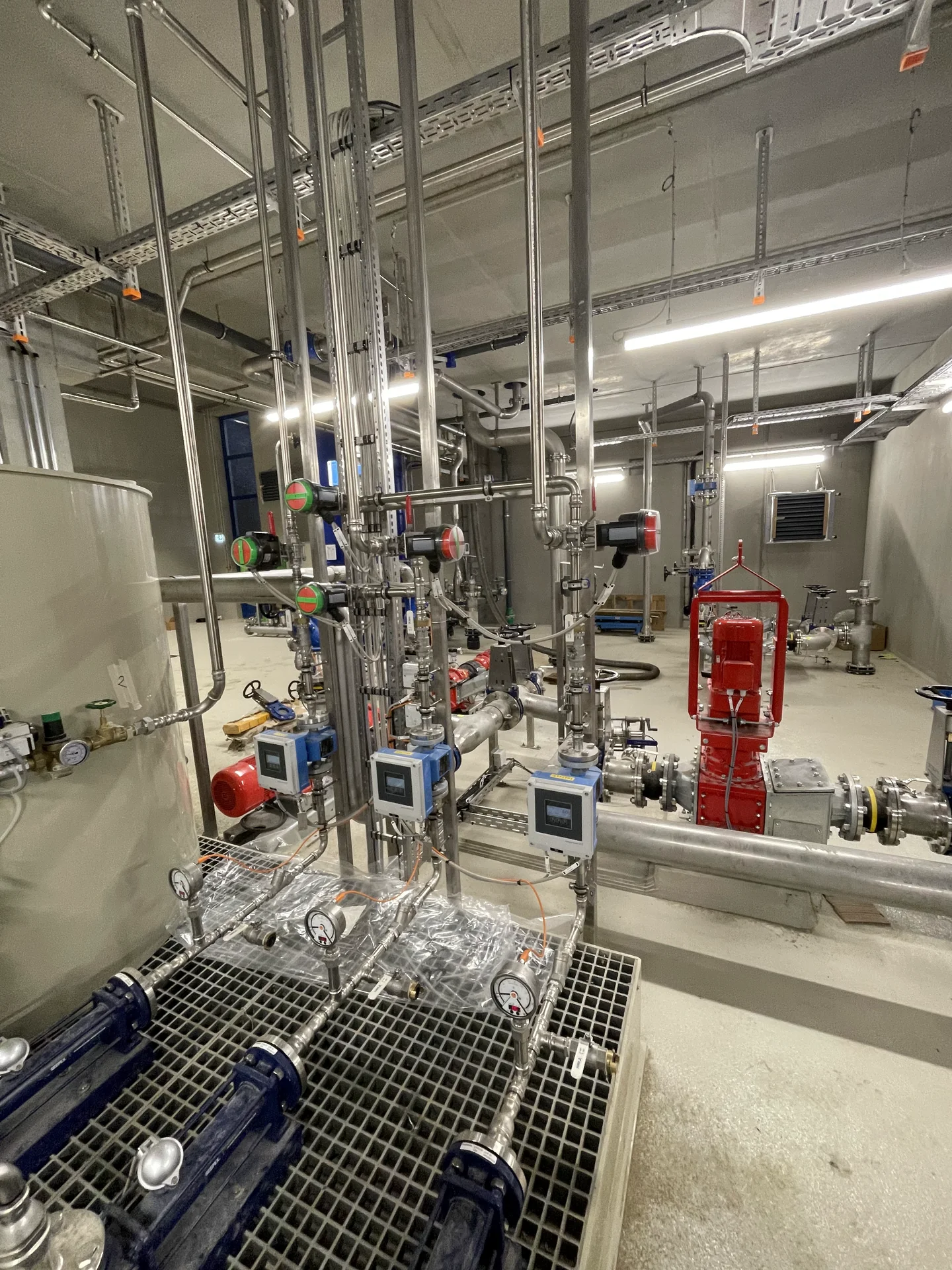 Dokumentierter Projektstand mit Pumpen, Armaturen und Edelstahl-Leitungsfeld in Schleswig