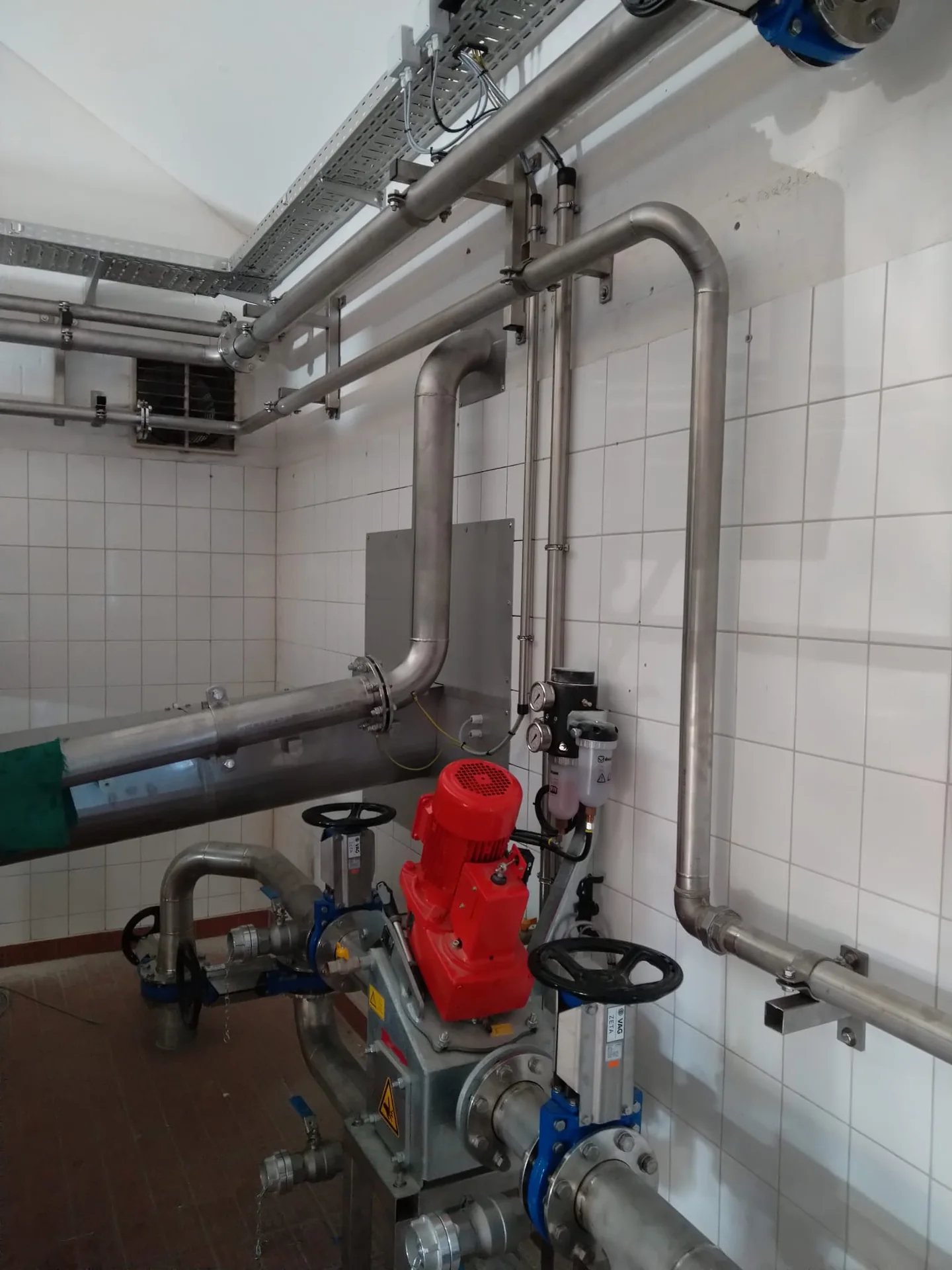 Leitungsführung und Armaturen der Schlammbehandlung in Winsen im Detail