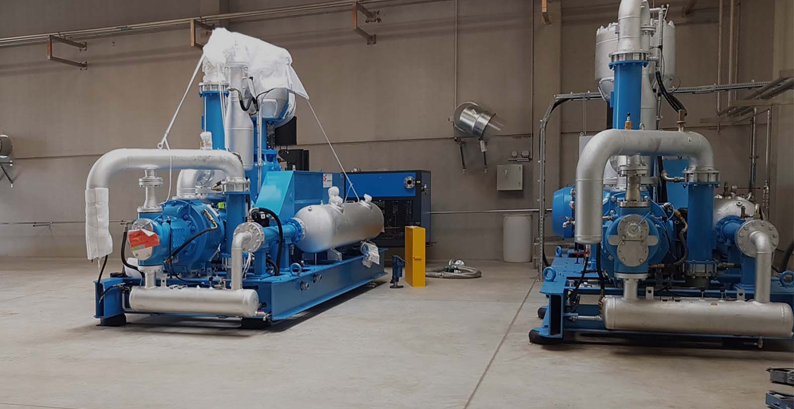 Industrielle Pumpenanlage mit Edelstahl-Rohrleitungen