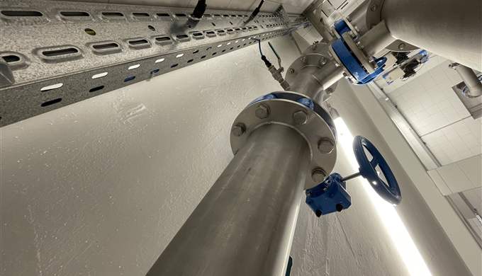Edelstahlrohrleitungen mit Armaturen im industriellen Anlagenbau von R+R Anlagenbau